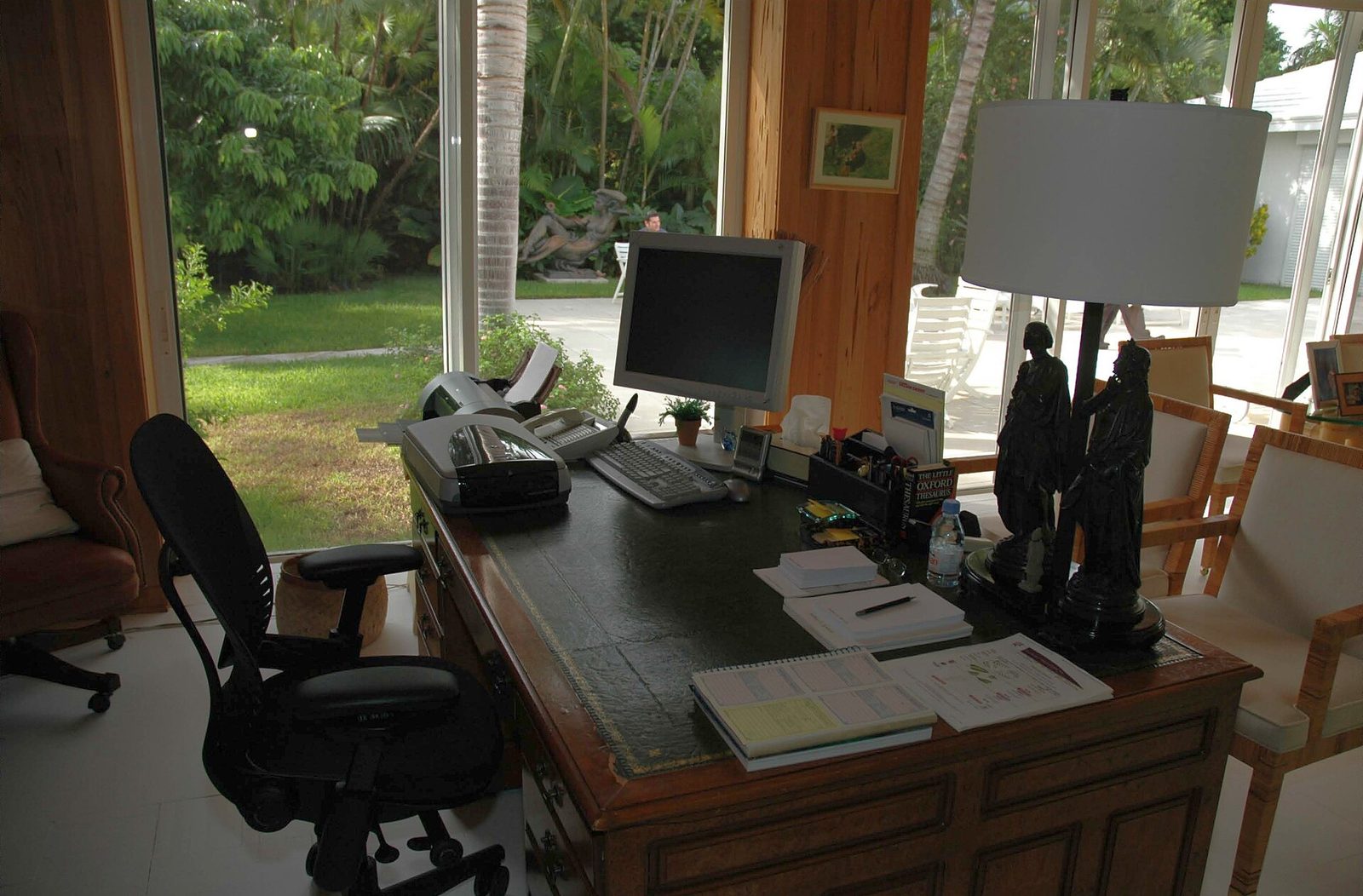 Jasne skandynawskie home office — szerokie białe biurko 160 cm przy oknie z monitorem, klawiaturą i notatnikiem, naturalne światło dzienne